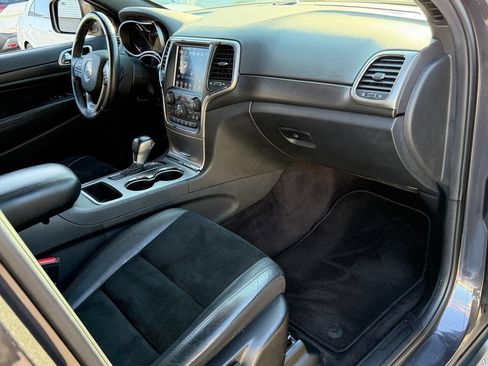 Used 2018 Jeep Grand Cherokee Laredo RWD image 17
