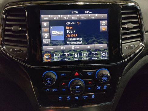 Used 2022 Jeep Grand Cherokee Laredo X image 25