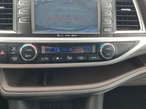 Used 2018 Toyota Highlander XLE AWD/4WD image 17