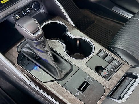 Used 2023 Toyota Highlander Limited image 16