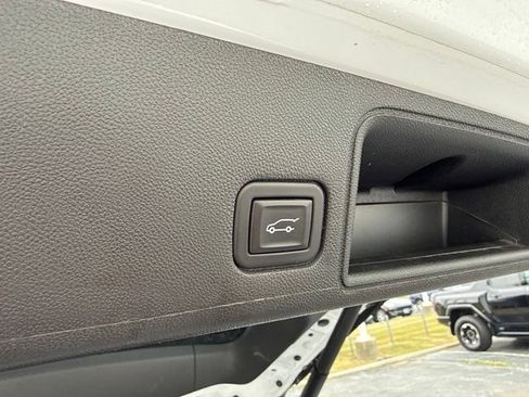 Used 2023 GMC Terrain SLT w/ Infotainment Package II FWD image 7