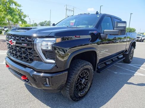 Used 2025 Chevrolet Silverado 2500 ZR2 w/ Technology Package AWD/4WD image 8