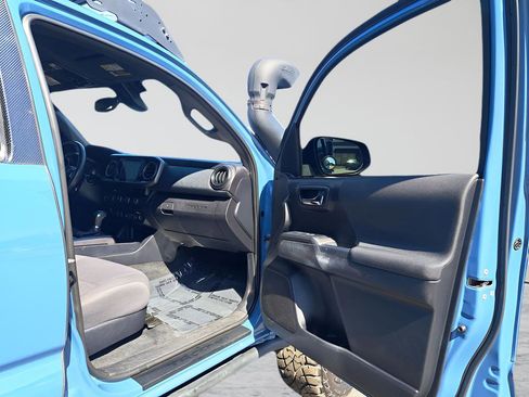 Used 2019 Toyota Tacoma TRD Off-Road w/ Technology Package AWD/4WD image 15