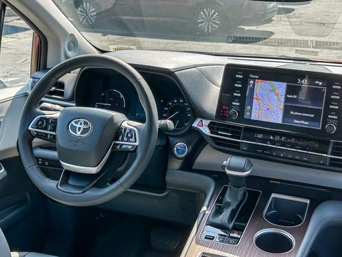 Used 2024 Toyota Sienna XLE w/ XLE Plus Package FWD image 13