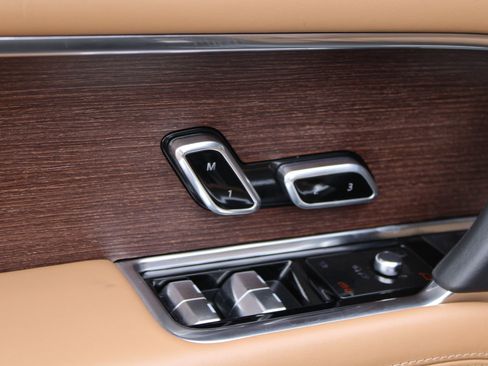 Used 2025 Land Rover Range Rover Long Wheelbase Autobiography image 11