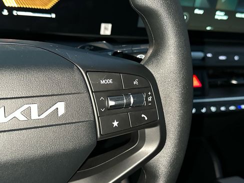 New 2025 Kia K4 LXS image 24