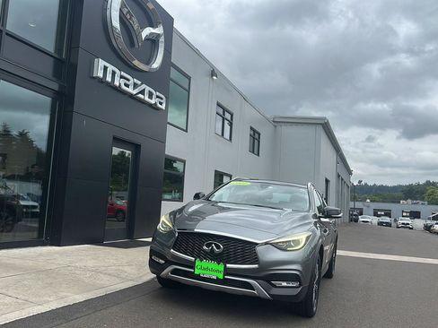 Used 2017 INFINITI QX30 Premium AWD/4WD image 4