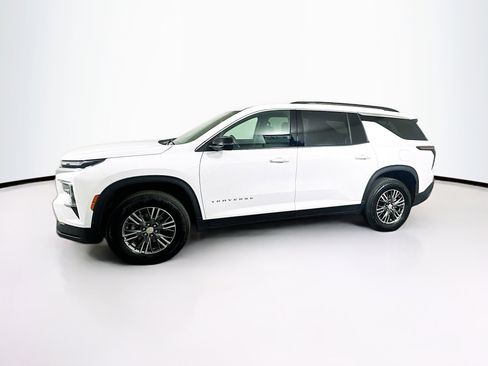 Used 2025 Chevrolet Traverse LT image 4