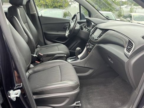 Used 2022 Chevrolet Trax LT w/ LT Convenience Package image 11