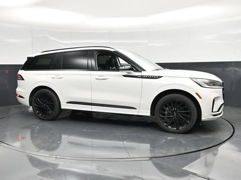Used 2025 Lincoln Aviator Reserve w/ Equipment Group 201A AWD/4WD image 3