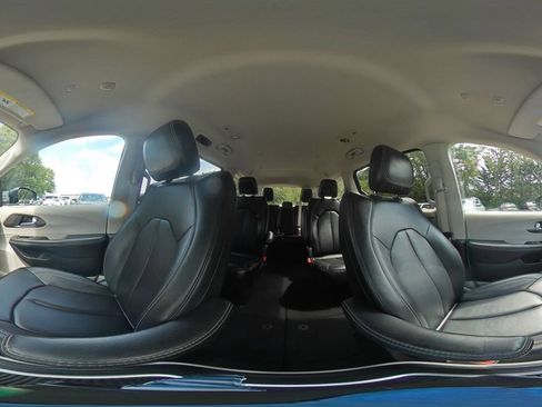 Used 2024 Chrysler Pacifica Touring-L FWD image 43