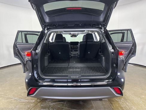 Used 2025 Toyota Highlander Platinum image 17