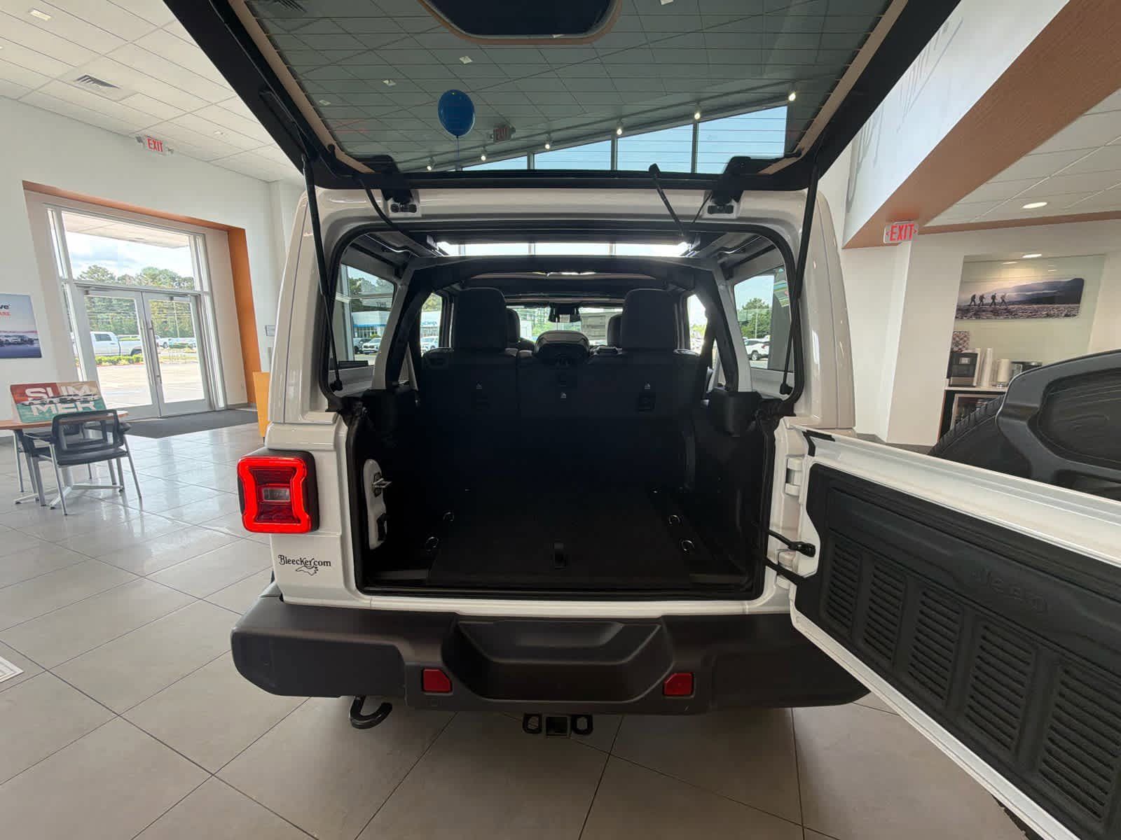 New 2026 Jeep Wrangler Unlimited Sahara AWD/4WD image 17