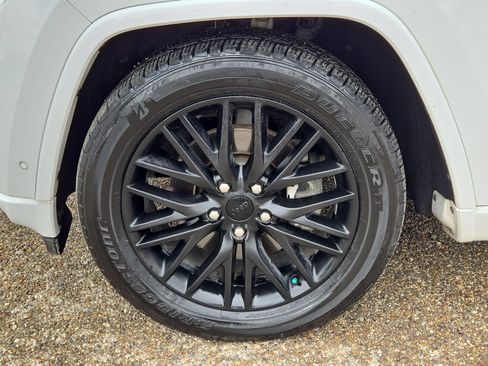 Used 2019 Jeep Grand Cherokee Overland AWD/4WD image 11