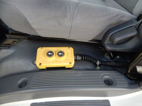 Used 2018 Isuzu NPR image 17