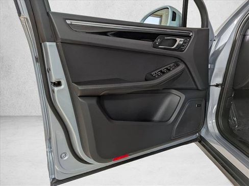 Certified 2025 Porsche Macan image 14