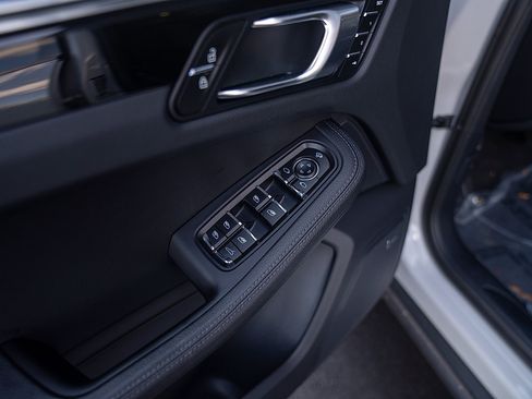 Certified 2025 Porsche Macan AWD/4WD image 17