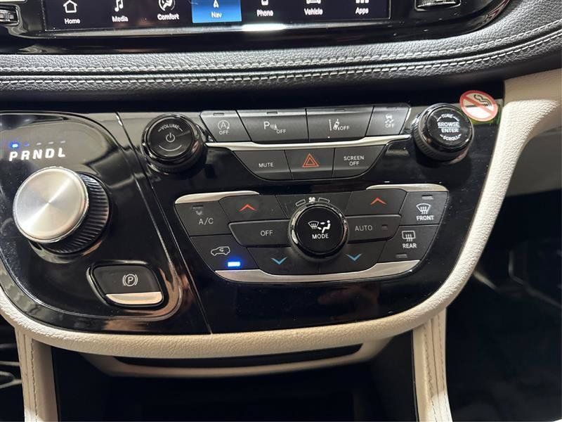 Used 2023 Chrysler Pacifica Limited FWD image 29