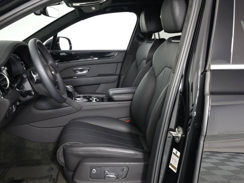Used 2022 Bentley Bentayga image 2