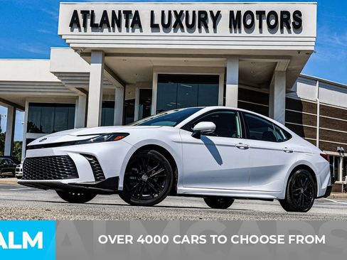 Used 2025 Toyota Camry SE image 2