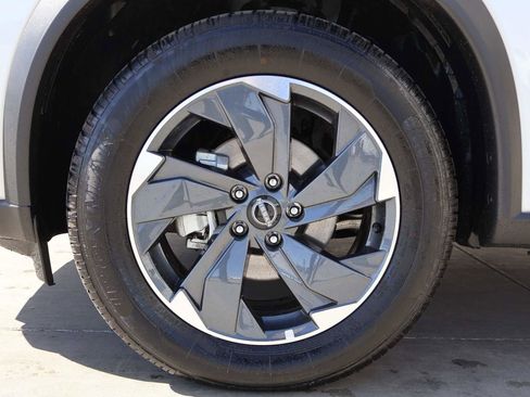 Used 2025 Nissan Rogue SV FWD image 6