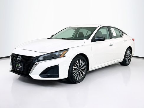 Used 2025 Nissan Altima 2.5 SV FWD image 3