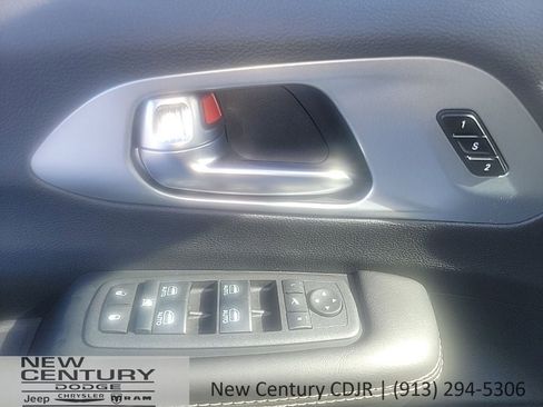 New 2026 Chrysler Pacifica Limited w/ Uconnect Theater Family Group image 10