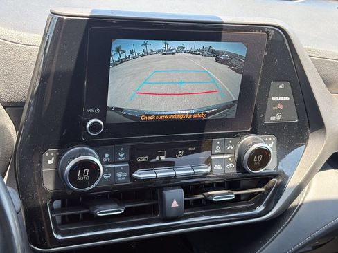Used 2023 Toyota Highlander XLE FWD image 13
