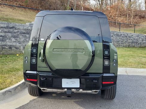New 2026 Land Rover Defender 130 X-Dynamic SE image 7