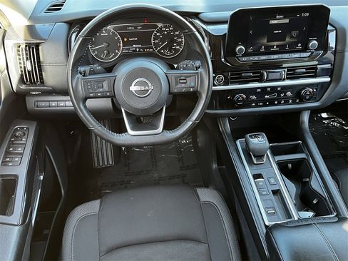 Used 2024 Nissan Pathfinder SV w/ SV Premium Package image 10