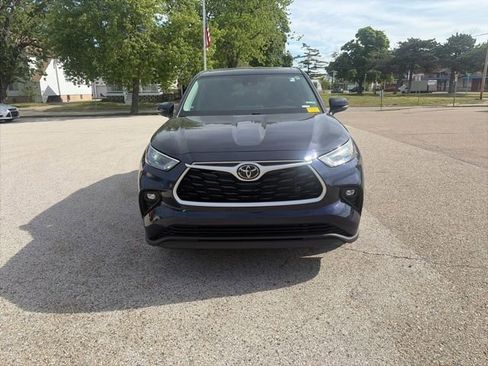 Used 2022 Toyota Highlander LE AWD/4WD image 9