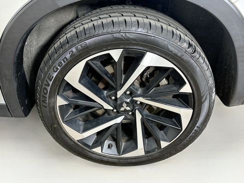 Used 2023 Mitsubishi Outlander SE image 11