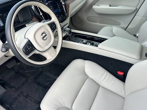 Used 2021 Volvo XC60 T6 Momentum w/ Premium Package AWD/4WD image 13