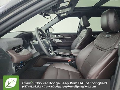 Used 2025 Ford Explorer Platinum w/ LUX Leather Package AWD/4WD image 18