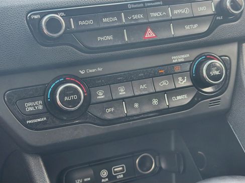 Used 2018 Kia Niro EX FWD image 23