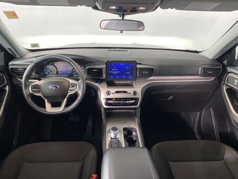Used 2023 Ford Explorer XLT AWD/4WD image 4