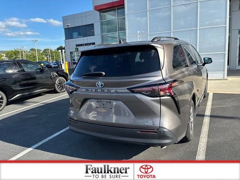 Used 2024 Toyota Sienna XLE AWD/4WD image 9