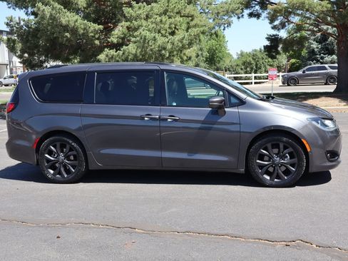 Used 2019 Chrysler Pacifica Limited w/ Advanced Safetytec Group FWD image 3