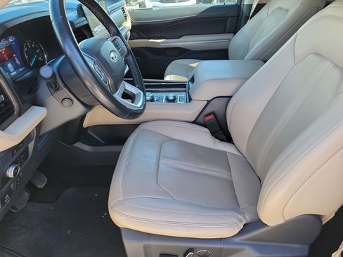 Used 2022 Ford Expedition Limited image 3