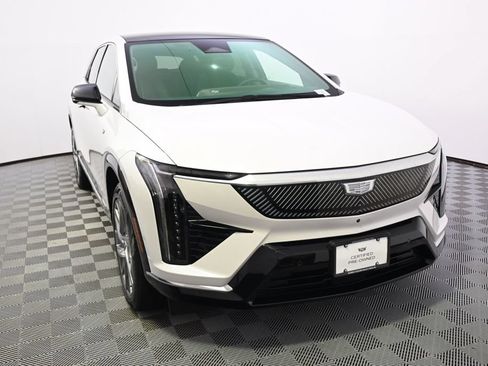 Certified 2025 Cadillac Optiq Luxury 2 w/ LPO, Floor Liner Package AWD/4WD image 9