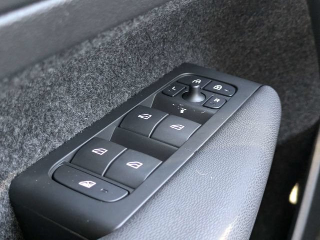 Certified 2024 Volvo XC40 B5 Plus w/ Protection Package Premier AWD/4WD image 30