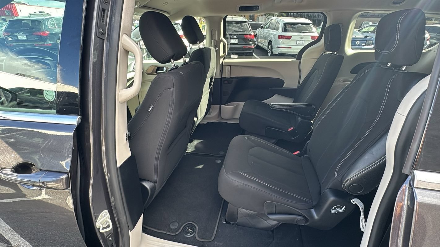 Used 2023 Chrysler Voyager LX FWD image 15