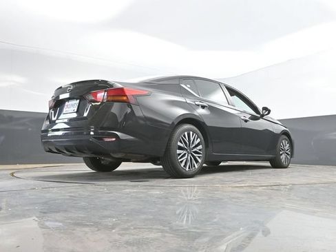 Used 2025 Nissan Altima 2.5 SV FWD image 37