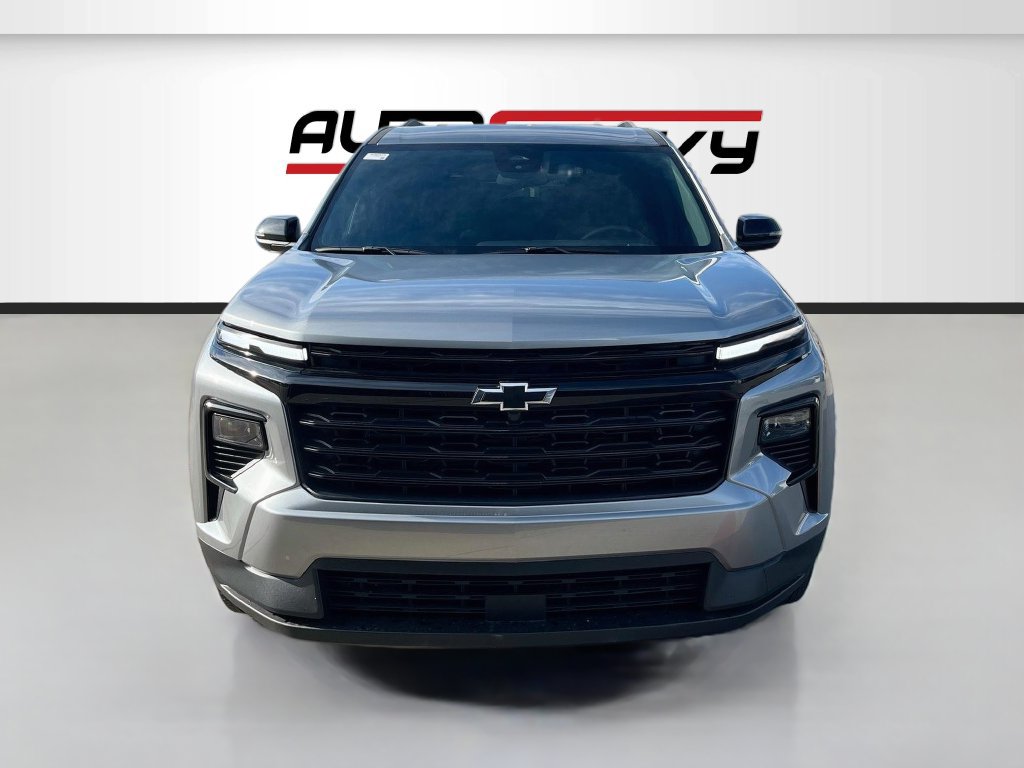 Used 2026 Chevrolet Traverse LT w/ Midnight/Sport Edition FWD image 2