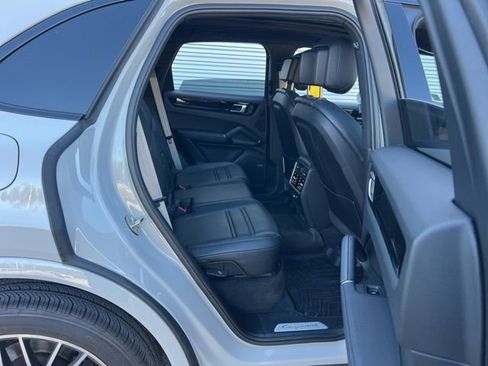 Used 2023 Porsche Cayenne image 31