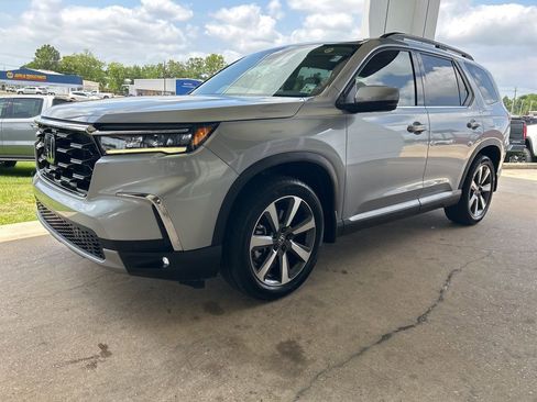 Used 2024 Honda Pilot Touring image 4