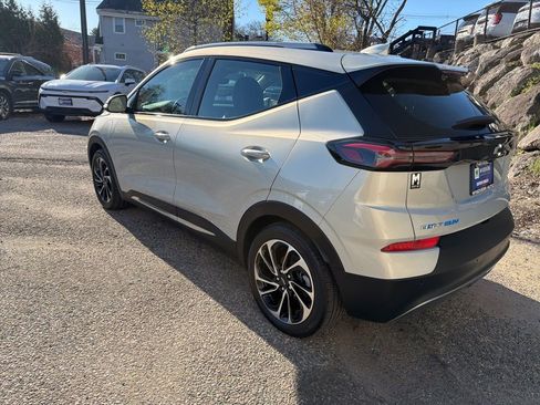 Used 2022 Chevrolet Bolt EUV Premier w/ Sun & Sound Package FWD image 3