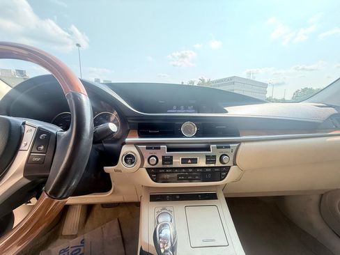 Used 2013 Lexus ES 300h w/ Luxury Pkg FWD image 17