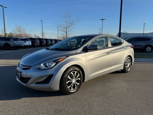 Used 2016 Hyundai Elantra SE image 2