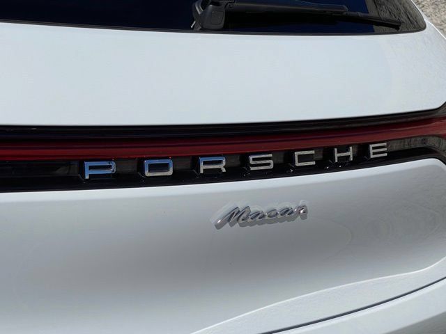 Certified 2025 Porsche Macan AWD/4WD image 33